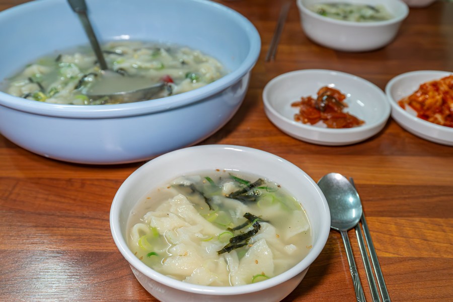 Korean-style Korean-style sujebi (rice rolled with dried laver)