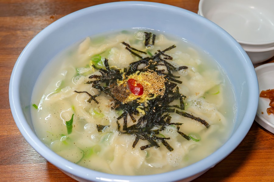 Korean-style Korean-style sujebi (rice rolled with dried laver)