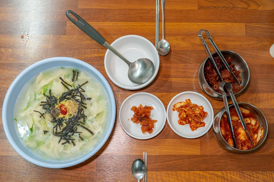 Korean-style Korean-style sujebi (rice rolled with dried laver)