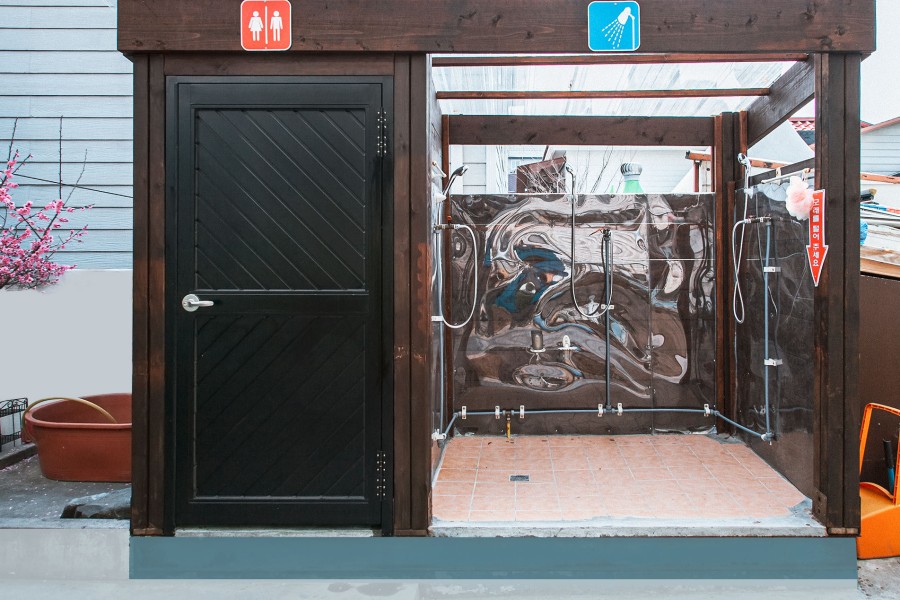 A white shelter pension